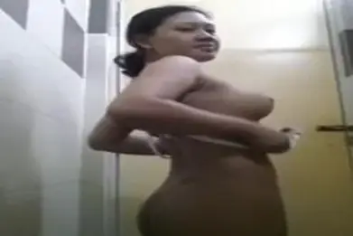 Dokumentasi Gadis Cantik Live Bersantai Kasur Rumah
