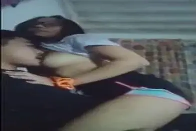 Gadis Cantik Pasrah Goyang Kasur Rumah Bareng Pacar