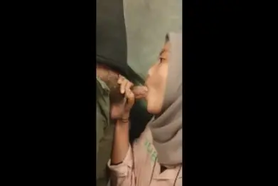 Istri Solehah Berbakti Sedot Batang Suami HD
